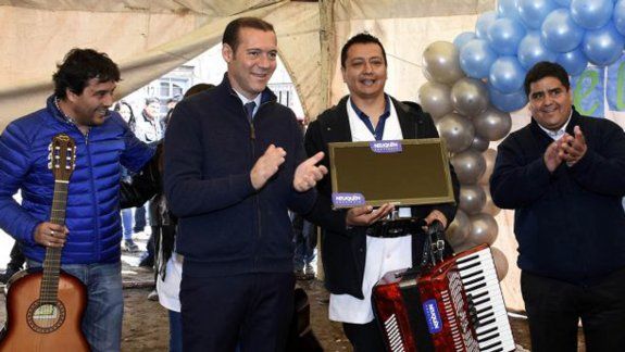 los catutos celebro su aniversario con entrega de viviendas