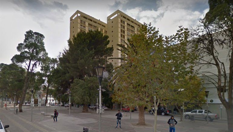 Vecinos enojados por la tala de un antiguo árbol sobre la Avenida Argentina