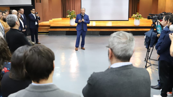 El gobernador charló con periodistas e hizo algunos anuncios en el Auditorio de Casa de Gobierno. El gobernador charló con periodistas e hizo algunos anuncios en el Auditorio de Casa de Gobierno.