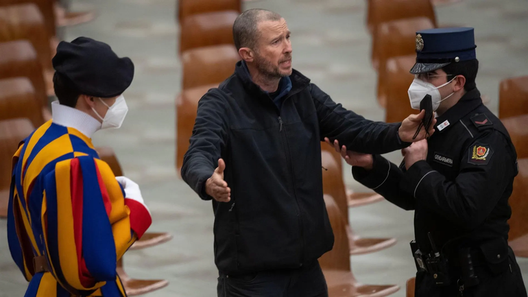 Escándalo en el Vaticano: un hombre interrumpió a los gritos una audiencia del papa Francisco