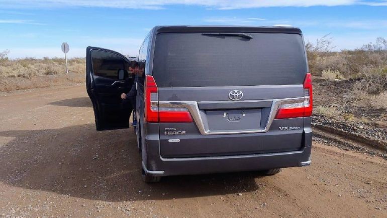 Luego del accidente, el gobernador Rolando Figueroa hizo trasbordo de un vehículo oficial a una camioneta gris que lo llevó al yacimiento El Mangrullo. Luego del accidente, el gobernador Rolando Figueroa hizo trasbordo de un vehículo oficial a una camioneta gris que lo llevó al yacimiento El Mangrullo.