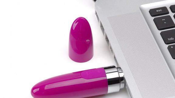 El lápiz labial Mia tiene cuatro tipos de estimulaciones y se recarga a través de la electricidad o vía USB.