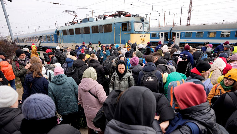 Civiles huyen de asediada ciudad de Ucrania y envían ayuda a otras