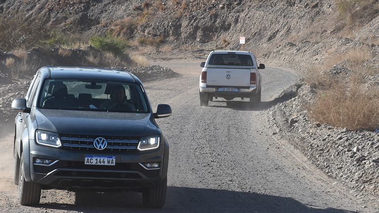 El acceso por la bajada de Nueva España en Centenario tendría que estar asfaltado hace años. Hubo promesas, la zona crece y florecen las protestas.