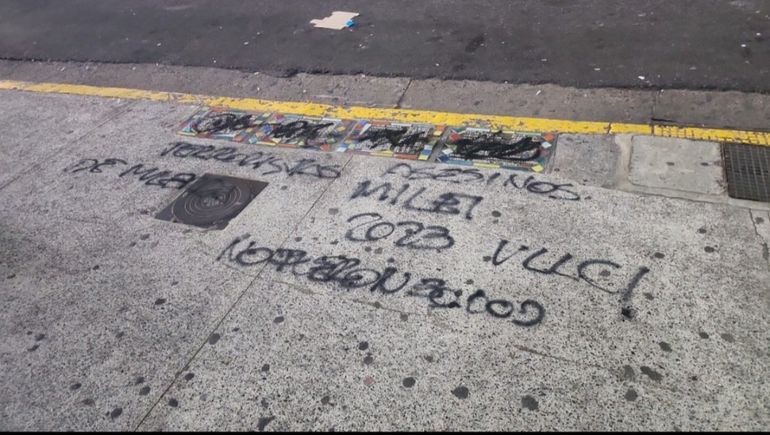 Un auténtico horror: las escuelas que tenían placas de desaparecidos fueron vandalizadas.