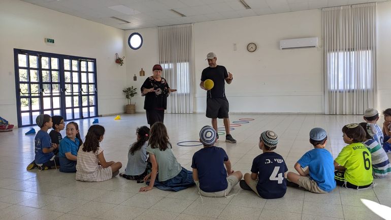 Junto a sus alumnos, en plena clase. Junto a sus alumnos, en plena clase.