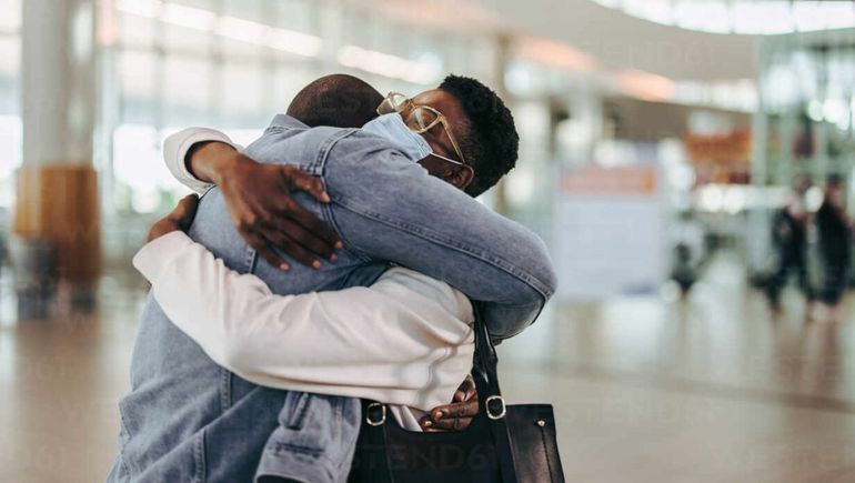 Prohíben darse abrazos en un aeropuerto de Nueva Zelanda. Prohíben darse abrazos en un aeropuerto de Nueva Zelanda.