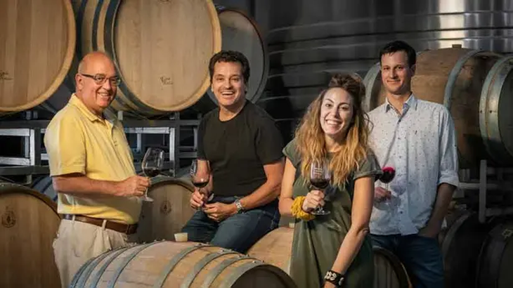 La familia Urquía, referente de la agroindustria, lanza su propia marca de vinos tras una fuerte inversión en fincas y bodega. Foto: Iprofesional. La familia Urquía, referente de la agroindustria, lanza su propia marca de vinos tras una fuerte inversión en fincas y bodega. Foto: Iprofesional.