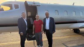 Gallo estuvo 448 días detenido en Venezuela y regresó en un vuelo privado gestionado por Chiqui Tapia. | LM Neuquen Gallo estuvo 448 días detenido en Venezuela y regresó en un vuelo privado gestionado por Chiqui Tapia.