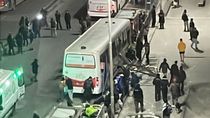 El colectivo perdió el control, se subió a la vereda y atropelló a varias personas que esperaban en una parada de Mar del Plata. El colectivo perdió el control, se subió a la vereda y atropelló a varias personas que esperaban en una parada de Mar del Plata.