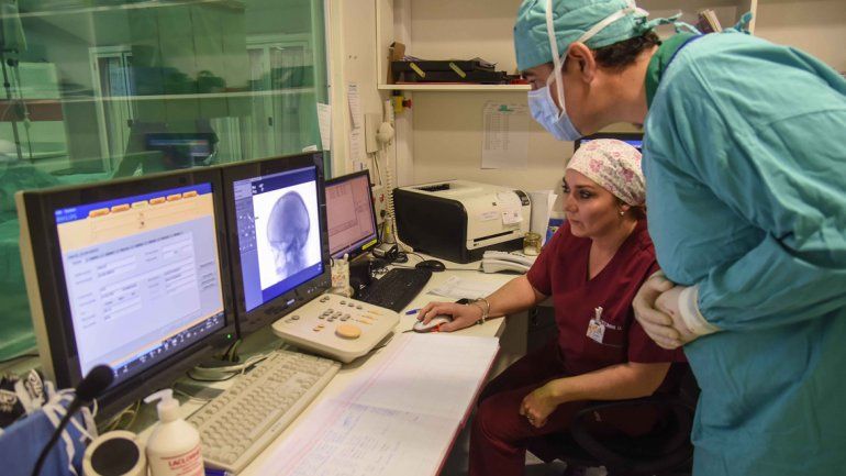 La Clínica de Imágenes cuenta con un equipo de cirujanos y una sala híbrida para las cirugías asistidas por el método endovenoso. El equipo trabaja en la prevención de distintas patologías.