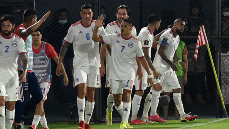 Chile ganó y amargó el debut del Mellizo Barros Schelotto