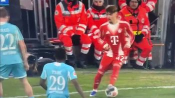 se paso de canchero: el insolito blooper de una joven estrella que quiso gambetear y se fue afuera solo se paso de canchero: el insolito blooper de una joven estrella que quiso gambetear y se fue afuera solo