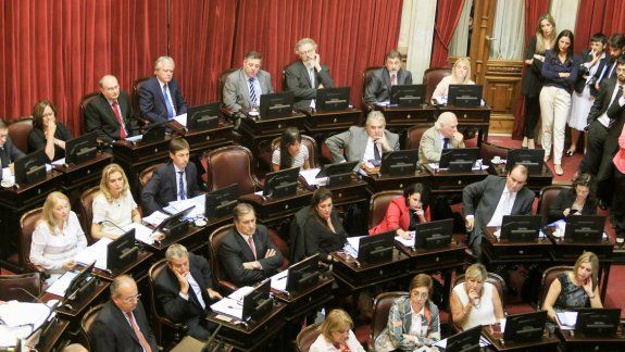 Los senadores, ayer, durante la maratónica sesión.