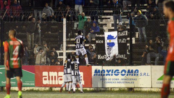 El festejo del Tuti del Prete, uno de los chicos del club muy queridos por la hinchada, por el tercer tanto de Cipo, el de la clasificación. Al Albinegro le salió todo bien.