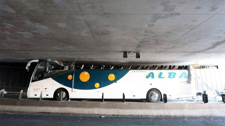 El micro quedó destrozado.