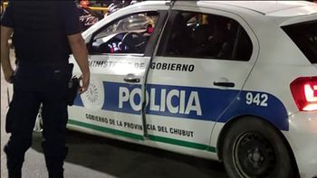 La víctima del violento robo le contó a los policías de Trelew que fueron hasta su casa que en 2021 sufrió una situación muy parecida junto a su esposa. La víctima del violento robo le contó a los policías de Trelew que fueron hasta su casa que en 2021 sufrió una situación muy parecida junto a su esposa.