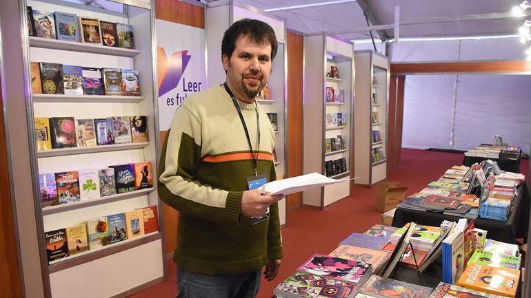 ¿Qué está comprando la gente en la Feria del Libro de Neuquén?