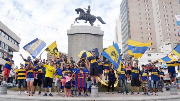 Los fanáticos se hicieron presentes en el Monumento para festejar su día. El piloto cipoleño Manu Urcera adhirió a la celebración y publicó una imagen con la camiseta que le autografió Tevez.