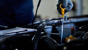 Hay que prestar atención al monento en que se mide el aceite. Foto: Freepik. Hay que prestar atención al monento en que se mide el aceite. Foto: Freepik.