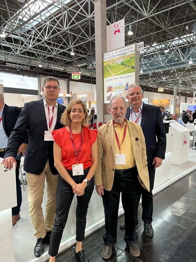 Luis Schroeder, Carolina Peter y Federico Boxaca (de Comercio Exterior) y Roberto Schroeder