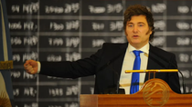 Javier Milei, en la Bolsa de Comercio esta semana, anunciando que vetará el aumento y la prórroga de la moratoria para los jubilados.