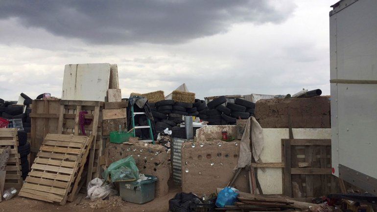 El tráiler donde estaban los jóvenes estaba ubicado en una zona aislada en el desierto