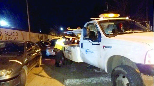 La grúa contratada por la Municipalidad trabaja los fines de semana.