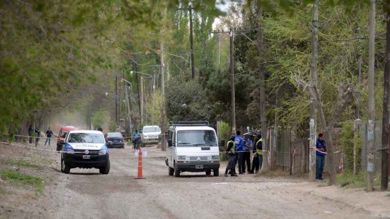 Asesinaron a una mujer de 11 puñaladas en Plottier y sospechan de su pareja