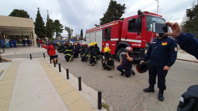 Bomberos hicieron un emotivo homenaje a los trabajadores de salud