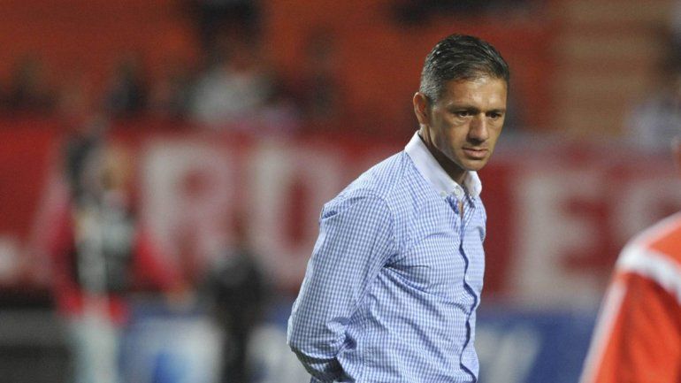 Tras el papelón: Vivas renunció como técnico de Estudiantes