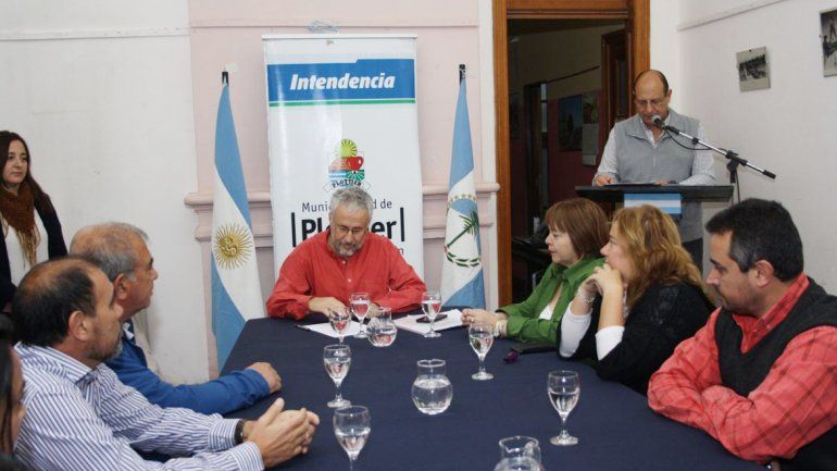 El intendente firmó el convenio con la cooperativa 127 Hectáreas.