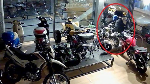 Quedó escrachado por las cámaras al robar una moto minicross