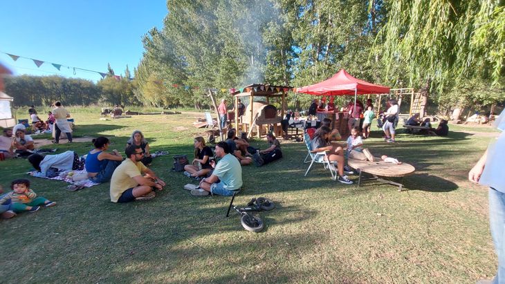 El establecimiento Buena Vida, ubicado sobre la calle Malvina Reyes en Centenario, abre sus tranqueras este sábado desde las 17 horas.