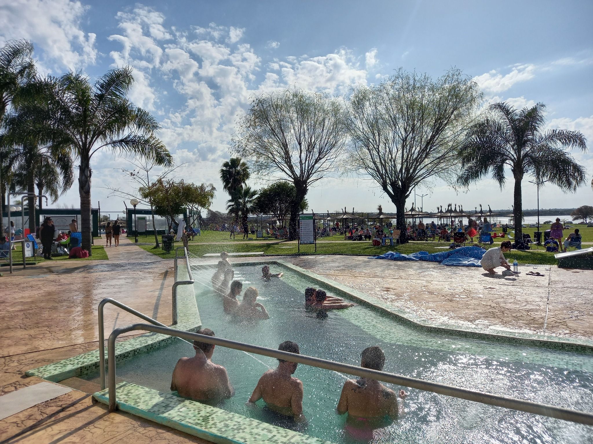 Las hermosas termas donde los jubilados pagan apenas 2.200 pesos la entrada.