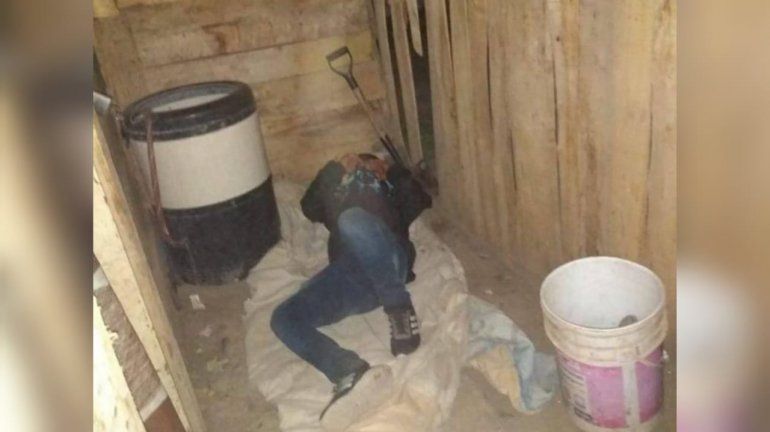 Violento duerme en la puerta de la casa de su ex para atormentarla