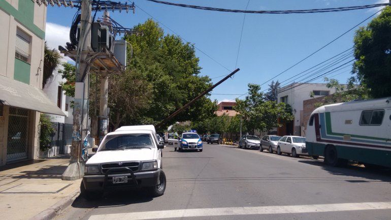 Por el viento, se cayó un poste de luz en pleno centro