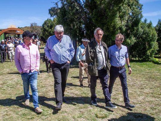 Walter Cortez, y Daniel Scioli y Leandro Ballerini, recorriendo la muestra.