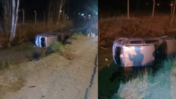 Plottier: chocó con un auto y terminó adentro del canal