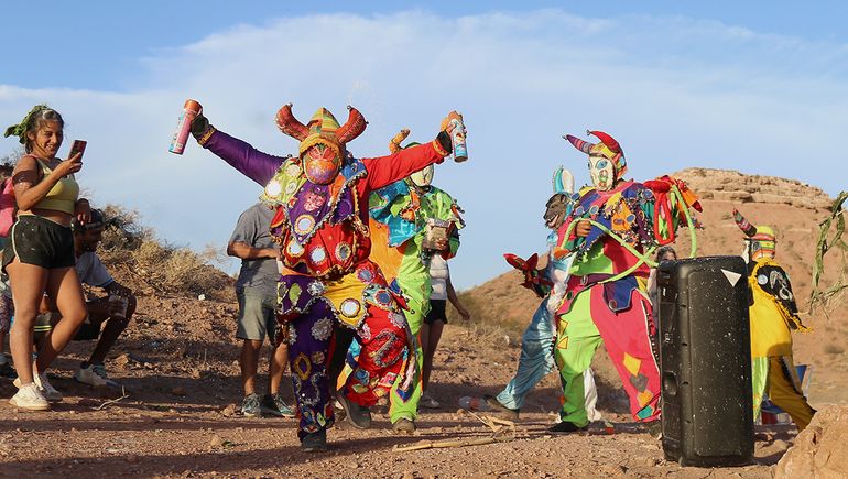 En 27 fotos y video, el carnaval jujeño vibró en Neuquén con música, baile y tradición