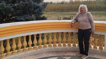 Marietta, en uno de los balcones de su Castillo en Oro. Increíble historia de vida.