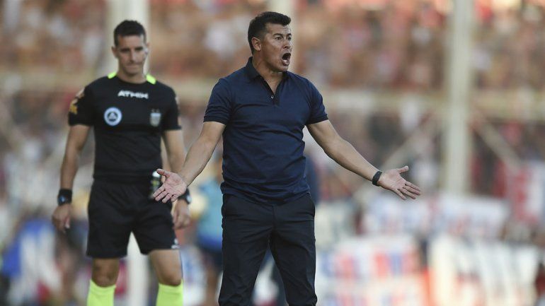 Almirón casi se agarra a piñas con un hincha y algunos ya lo dan afuera del Ciclón 