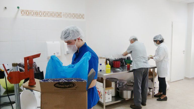 Pequeños emprendedores en la Sala de Elaboración de Alimentos que el Municipio pone a su disposición.