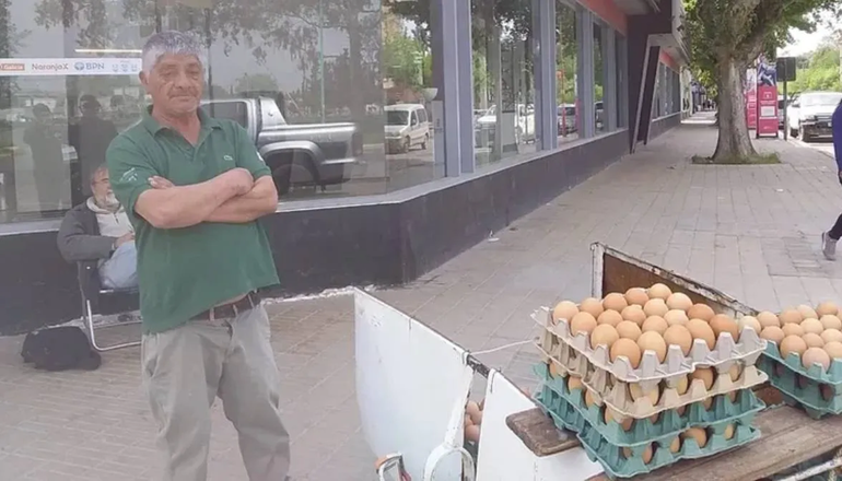 Luisito volvió a la esquina de siempre con la venta de huevos.