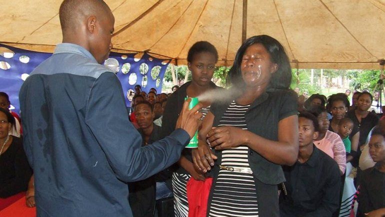 Los rocía en la cara. Los fabricantes del producto advierten del riesgo.