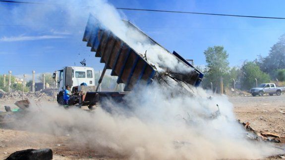 Otra vez prendieron fuego contenedores de basura