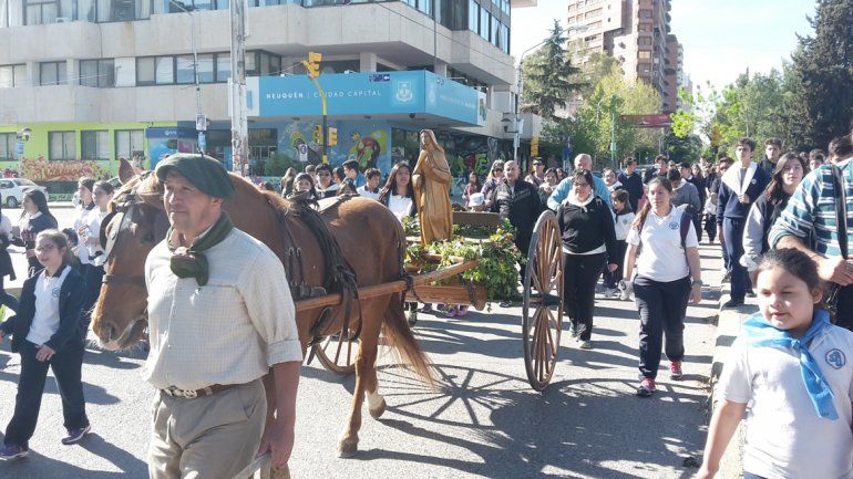 Los devotos se encolumnaron detrás de la santa.