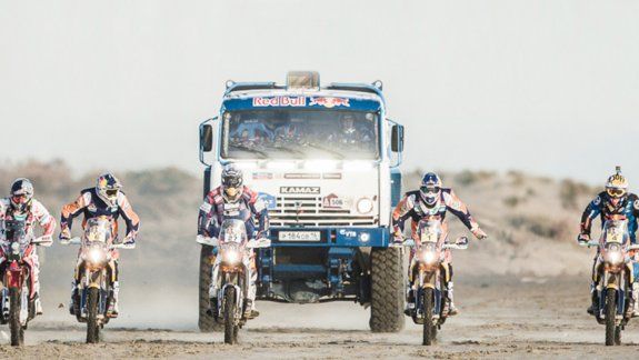 Los competidores van a recorrer 9000 kilómetros.