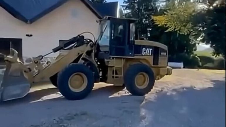 Chubut: quiso matar a su primo con una retroexcavadora. (Captura de video). | LM Neuquen Chubut: quiso matar a su primo con una retroexcavadora. (Captura de video).