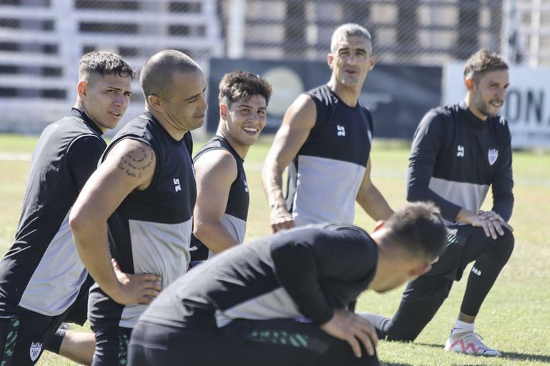 Clima positivo en Cipolletti para comenzar los trabajos rumbo a un nuevo año futbolero. Fotos: Anahí Cárdena 